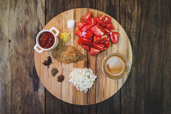 Ketchup à la main de tomates: des recettes étape par étape pour récolter l'hiver