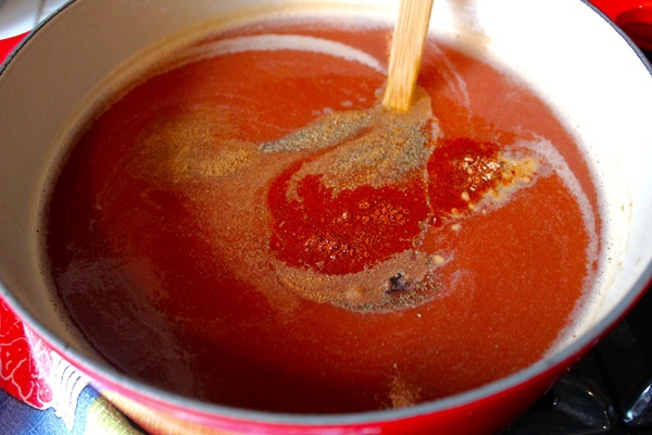 Ketchup à la main de tomates: des recettes étape par étape pour récolter l'hiver
