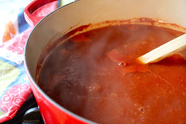 Ketchup à la main de tomates: des recettes étape par étape pour récolter l'hiver