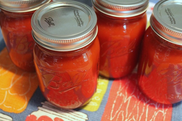 Ketchup à la main de tomates: des recettes étape par étape pour récolter l'hiver