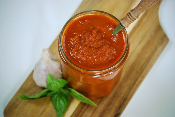 Ketchup à la main de tomates: des recettes étape par étape pour récolter l'hiver