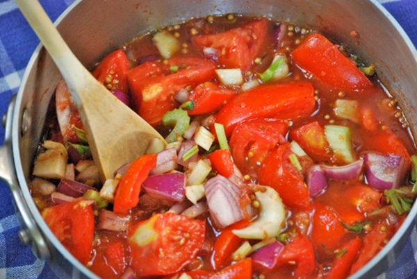 Ketchup à la main de tomates: des recettes étape par étape pour récolter l'hiver