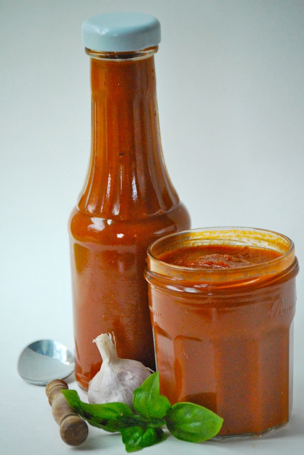 Ketchup à la main de tomates: des recettes étape par étape pour récolter l'hiver