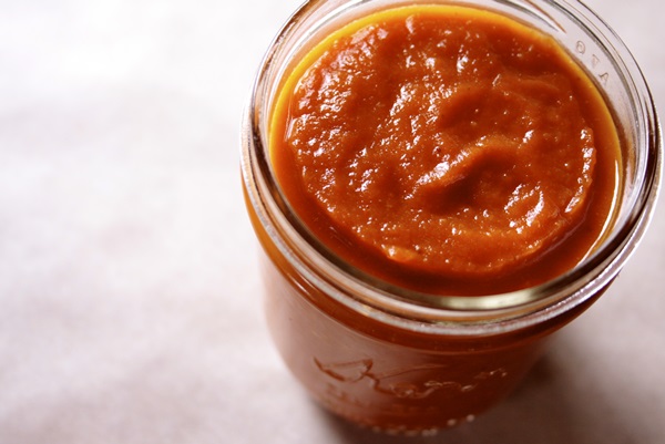 Ketchup à la main de tomates: des recettes étape par étape pour récolter l'hiver