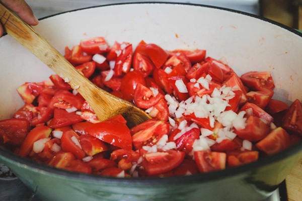 Ketchup à la main de tomates: des recettes étape par étape pour récolter l'hiver