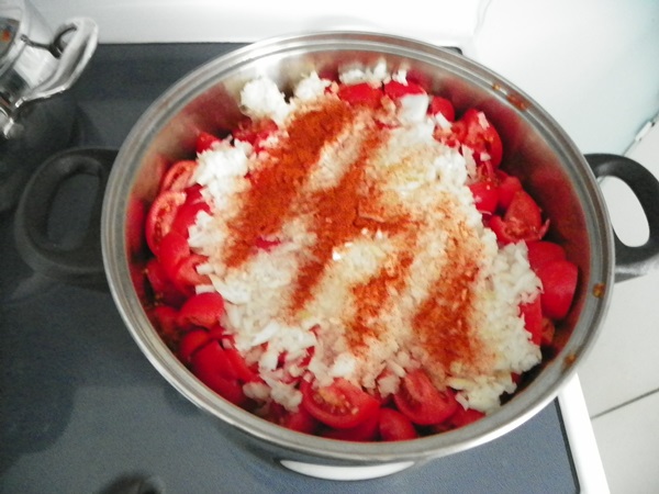 Ketchup à la main de tomates: des recettes étape par étape pour récolter l'hiver