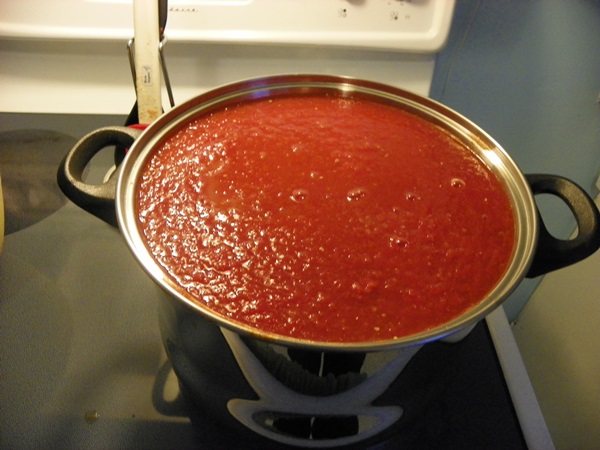 Ketchup à la main de tomates: des recettes étape par étape pour récolter l'hiver