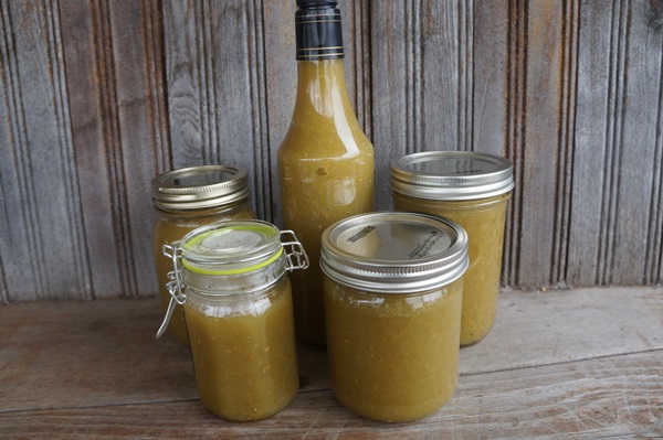 Ketchup à la main de tomates: des recettes étape par étape pour récolter l'hiver