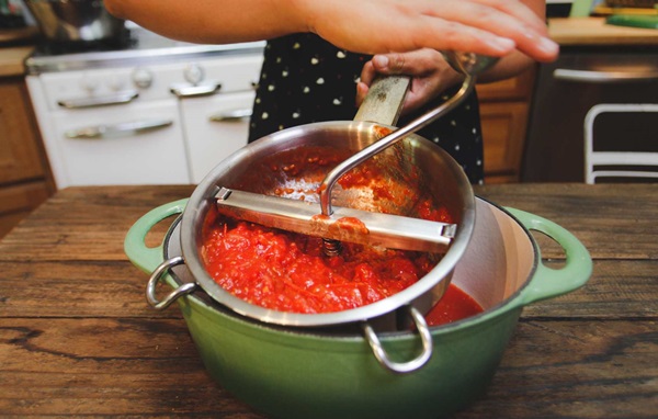 Ketchup à la main de tomates: des recettes étape par étape pour récolter l'hiver