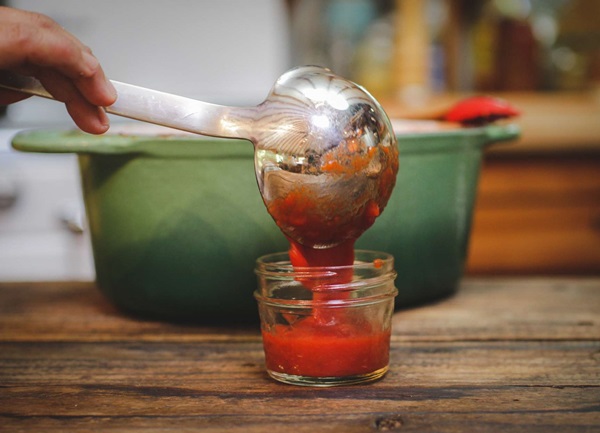 Ketchup à la main de tomates: des recettes étape par étape pour récolter l'hiver