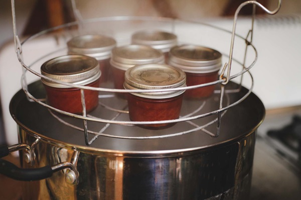 Ketchup à la main de tomates: des recettes étape par étape pour récolter l'hiver