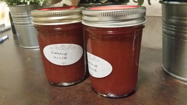 Ketchup à la main de tomates: des recettes étape par étape pour récolter l'hiver