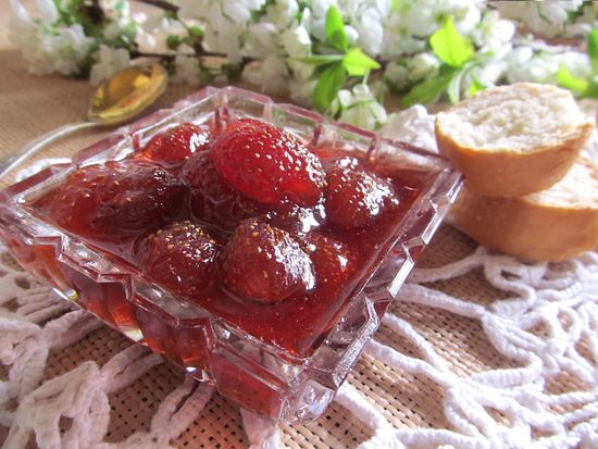 Fraises dans leur propre jus pour l'hiver, une recette. Comment rouler une fraise dans son propre jus, étape par étape.