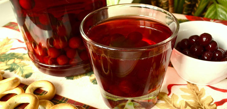 Compote parfumée de cerises dans une poêle et multivark - recette