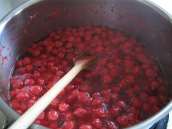 Compote parfumée de cerises dans une poêle et multivark - recette