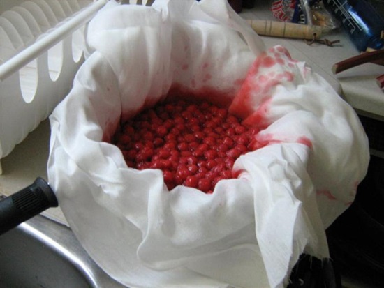 Compote parfumée de cerises dans une poêle et multivark - recette