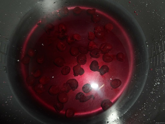 Compote parfumée de cerises dans une poêle et multivark - recette