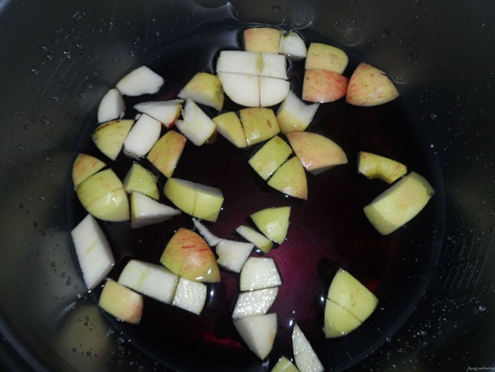 Compote parfumée de cerises dans une poêle et multivark - recette