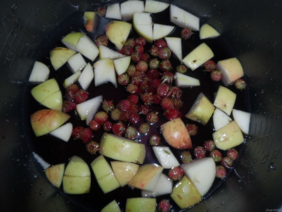 Compote parfumée de cerises dans une poêle et multivark - recette