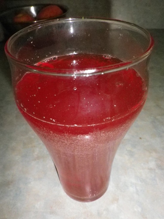Compote parfumée de cerises dans une poêle et multivark - recette