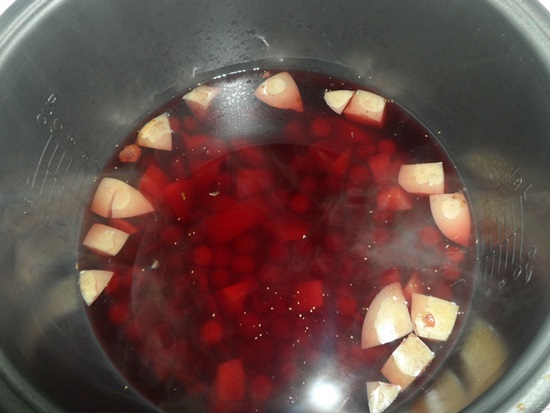 Compote parfumée de cerises dans une poêle et multivark - recette