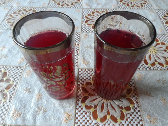 Compote parfumée de cerises dans une poêle et multivark - recette
