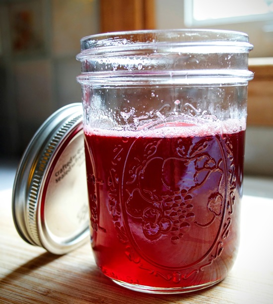 Compote parfumée de cerises dans une poêle et multivark - recette