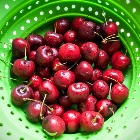 Compote parfumée de cerises dans une poêle et multivark - recette