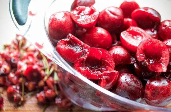Compote parfumée de cerises dans une poêle et multivark - recette
