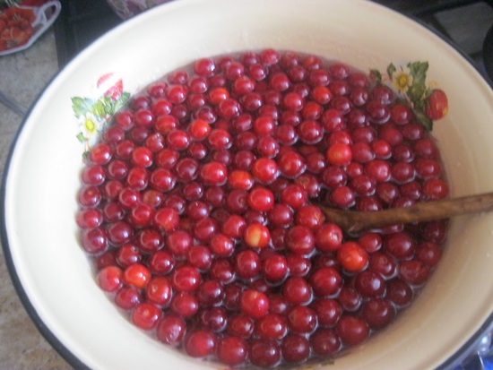 Compote parfumée de cerises dans une poêle et multivark - recette