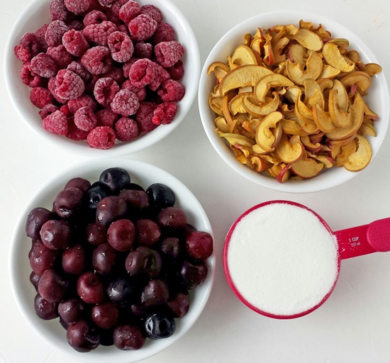 Compote parfumée de cerises dans une poêle et multivark - recette