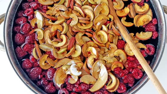 Compote parfumée de cerises dans une poêle et multivark - recette