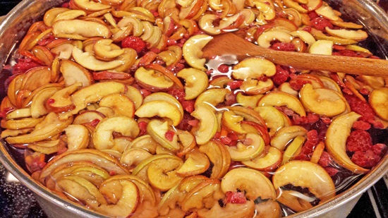 Compote parfumée de cerises dans une poêle et multivark - recette
