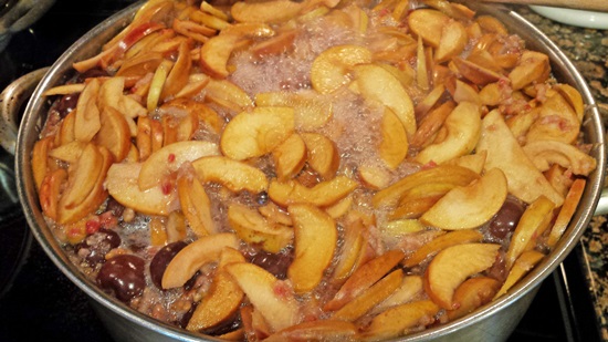 Compote parfumée de cerises dans une poêle et multivark - recette