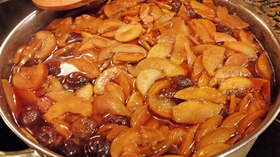 Compote parfumée de cerises dans une poêle et multivark - recette