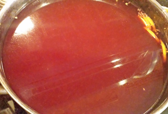 Compote parfumée de cerises dans une poêle et multivark - recette