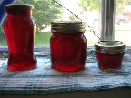 Compote parfumée de cerises dans une poêle et multivark - recette