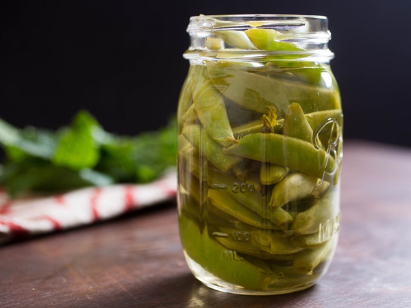 Pois verts, en conserve pour l'hiver à la maison