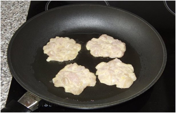 escalopes dans une poêle à frire