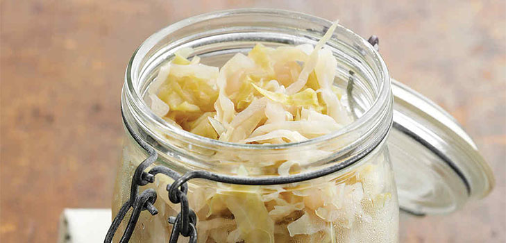 Recette classique pour la choucroute avec de la saumure et sans saumure: rapide ou conventionnelle