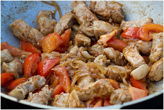 nous cuisinons des légumes pour lagman ajouter des légumes