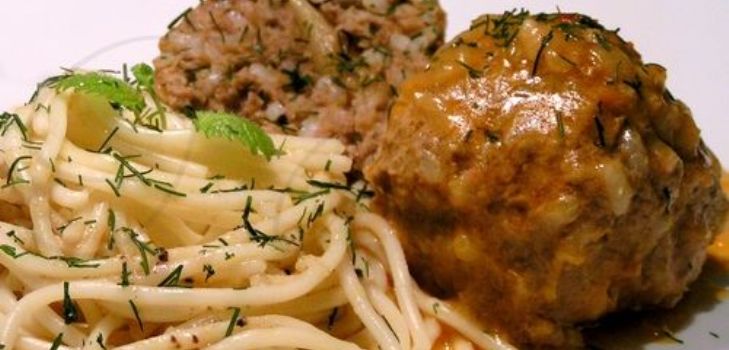 boulettes de viande sur une plaque