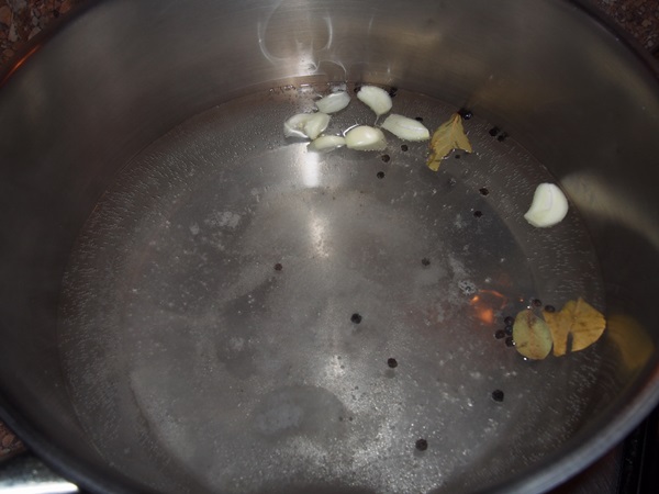 Concombre croustillant et salé dans une casserole