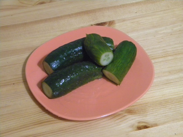 Concombre croustillant et salé dans une casserole