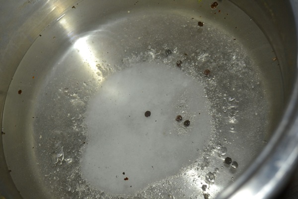 Concombre croustillant et salé dans une casserole