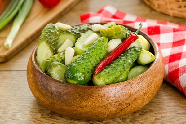 Concombre croustillant et salé dans une casserole