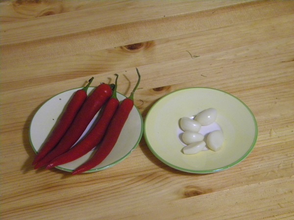 Concombre croustillant et salé dans une casserole