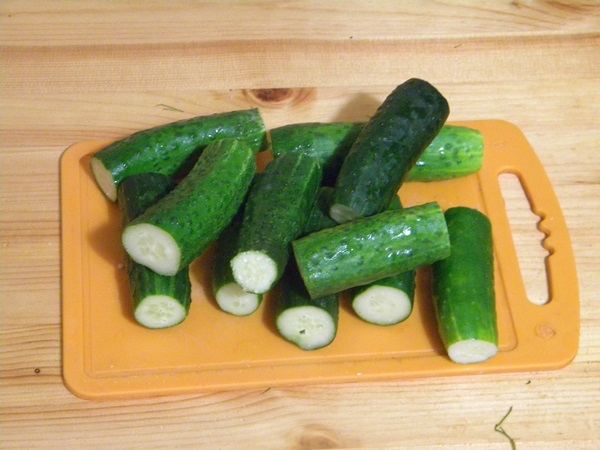 Concombre croustillant et salé dans une casserole