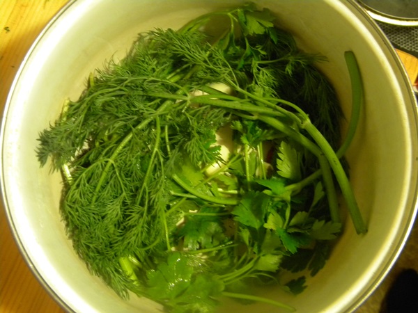 Concombre croustillant et salé dans une casserole