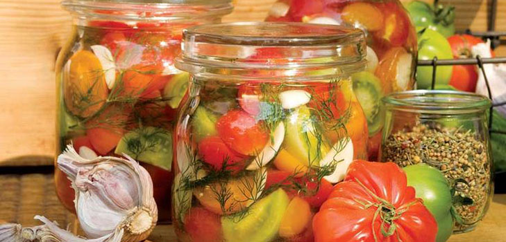 Tomates fraîchement salées dans un sac et une casserole